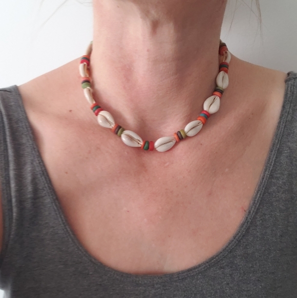 Y2K vintage cowrie shell knotted cord choker necklace​ with green Red Beads - Picture 2 of 7